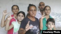 Familia holguinera junto a los dos niños que permanecen bajo custodia de la abuela Maidolis Leiva.