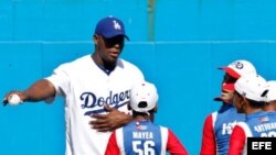 El jardinero derecho de los Dodgers de Los Ángeles, Yasiel Puig, impartió clases a niños cubanos.