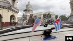 El capitolio cubano desde el interior de un auto clásico.