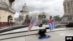 El capitolio cubano desde el interior de un auto clásico.