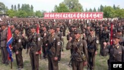 Soldados de Corea del Norte reunidos en uno de los sitios de batalla de la Guerra de Corea (1950-53) en un sitio sin determinar en Corea del Norte. (Archivo, 2013).