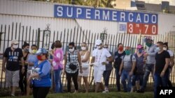 Cubanos hacen cola el lunes para comprar en una tienda de La Habana que vende alimentos y productos de primer necesidad en dólares (Yamil Lage/AFP).