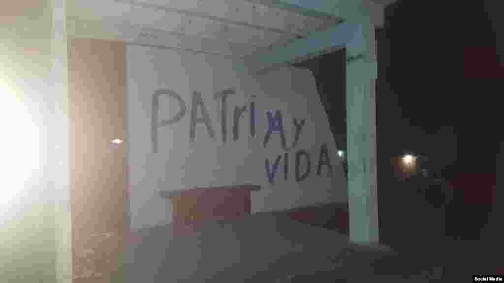 &quot;Patria y Vida&quot; escrito en el muro de una parada de &#243;mnibus en el municipio santiaguero de Mella. (Foto: Ram&#243;n Bolano/Facebook)