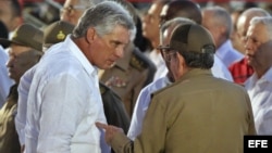 Raúl Castro conversa con Diaz-Canel durante una ceremonia oficial, en julio de 2015.