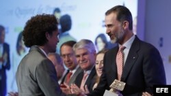 El Rey Felipe VI entrega el Premio de Fotografía al cubano Yander Zamora, por la fotografía titulada "Llegada del Air Force One".