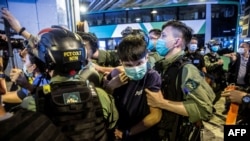 Policía antidisturbio detiene a manifestante en Hong-Kong el pasado mes de julio