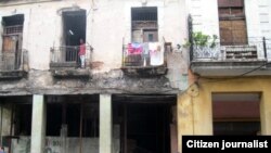 Edificio en peligro de derrumbe (Foto de Mario Hechavarría)