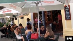 Varios turistas almuerzan en un restaurante privado en La Habana (Cuba). 