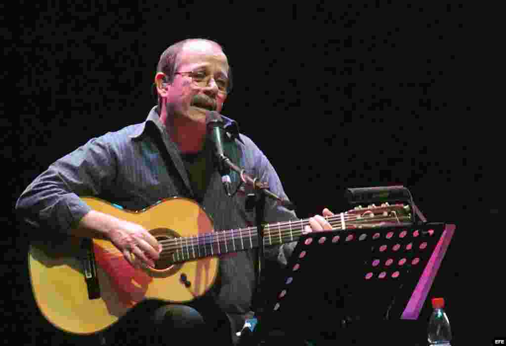 El cantautor cubano Silvio Rodríguez, durante un concierto en Santiago de Chile, en el marco de su gira 'Cita con Silvio' en la que presentó su nuevo trabajo musical "Érase que se era". EFE/Ian Salas