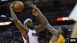 LeBron James (c) de los Heat en acción ante Roy Hibbert (d) de los Pacers durante un partido de la NBA disputado, el miércoles 22 de mayo de 2013, en el American Airlines Arena en Miami, Florida (EEUU).