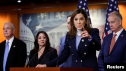 La legisladora cubanoamericana María Elvira Salazar, republicana de la Florida, habla con periodistas en la sala de prensa del Congreso de los EEUU, el 1 de febrero de 2023. (REUTERS/Jonathan Ernst).
