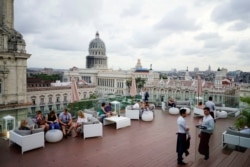 Turistas en la azotea del Gran Hotel Manzana, en La Habana. (REUTERS/Alexandre Meneghini)