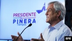 El candidato derechista a la Presidencia de Chile, Sebastián Piñera, habla durante una acto de campaña en Santiago.