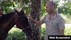 El científico cubano Ariel Ruiz Urquiola en su finca de Viñales. (Captura de video/El Estornudo)