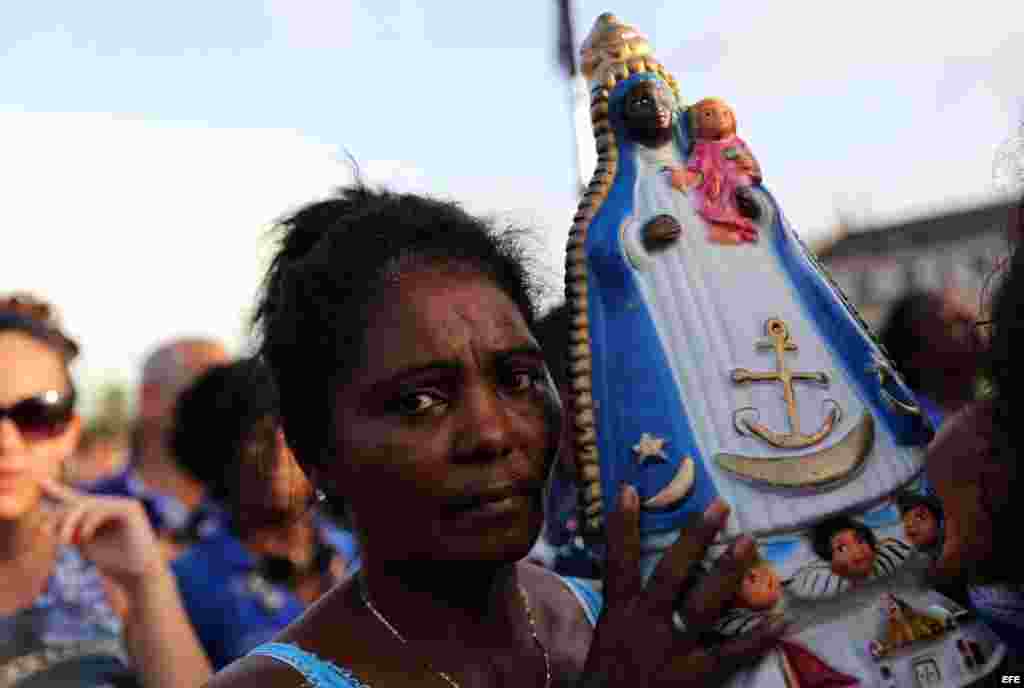 Procesión de la Virgen de Regla, que se sincretiza con Yemayá (diosa de las aguas en la religión Yoruba) en los cultos afrocubanos.