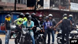 Miembros de los llamados "colectivos chavistas".(Matías DELACROIX / AFP).