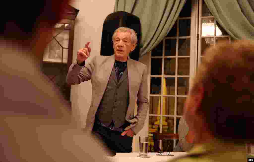 El actor británico Ian McKellen habla en un conversatorio hoy, martes 16 de febrero de 2016, en La Habana (Cuba).