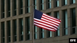 La bandera de Estados Unidos ondea en su embajada en La Habana.