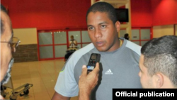 Alfredo Despaigne a su llegada al Aeropuerto Internacional José Martí.