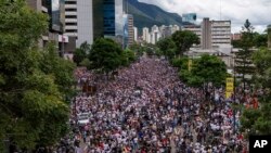 Manifestantes protestan contra la certificación de la reelección del presidente Nicolás Maduro por parte del Consejo Nacional Electoral (CNE) en Caracas, Venezuela, el martes 30 de julio de 2024.(Foto AP/Matias Delacroix)