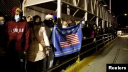 Migrantes cubanos bloquean el puente fronterizo exigiendo que se les permita cruzar y solicitar asilo en los Estados Unidos, en Ciudad Juárez, México, 29 de diciembre de 2020. REUTERS/Jose Luis Gonzalez