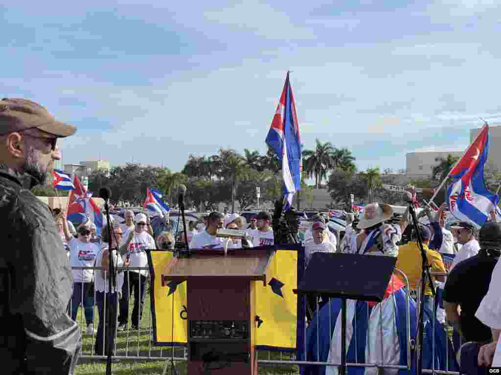 La Asamblea de la Resistencia Cubana encabeza una caravana de carros, desde el Cuban Memorial en el Tamiami Park, en Miami, para solidarizarse con las marchas c&#237;vicas en Cuba.