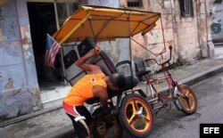 La bandera de EE UU en un bicitaxi de La Habana.