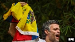 FOTOGALERIA. Leopoldo López saluda a sus seguidores 