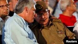 El general Raúl Castro conversa con el gobernante cubano Miguel Díaz-Canel en Santiago de Cuba, en julio del 2018.