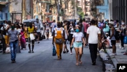 Vista de una calle de La Habana tras la reapertura. AP Photo/Ramon Espinosa