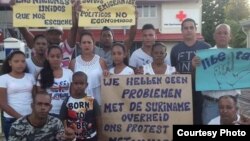 Cubanos en Surinam, con ellos tres Damas de Blanco y sus familiares.