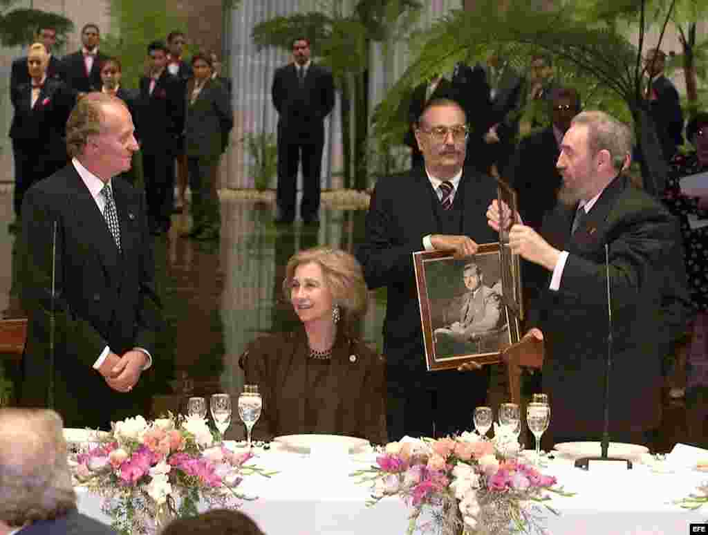 Fidel Castro regaló a la reina una retrato de Doña María de las Mercedes, madre del rey de España.