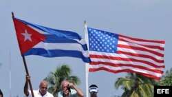 Las banderas de Cuba y Estados Unidos.