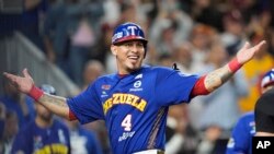 El venezolano Wilson Abraham Ramos celebra después de anotar con un doble de Ramón Flores durante la sexta entrada de un partido de béisbol semifinal de la Serie del Caribe contra Curazao, el jueves 8 de febrero de 2024, en Miami. (Foto AP/Wilfredo Lee)