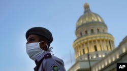 Un oficial de policía custodia las calles cercanas al Capitolio en La Habana. (AP/Ramon Espinosa)