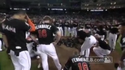 Equipo de los Marlins sale al terreno con la camiseta #16 de José Fernández