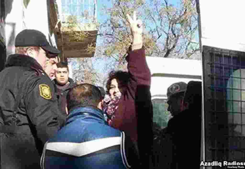 Jadija Ismailova cuando entraba en el tribunal de Bakú.