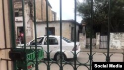 Una patrulla de la policía vigila la vivienda de un activista. (Foto: Facebook/Archivo)