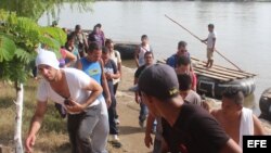 Decenas de migrantes cubanos cruzan el río Suchiate, en la frontera de México con Guatemala. EFE