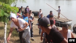 Decenas de migrantes cubanos cruzan el río Suchiate, en la frontera de México con Guatemala. EFE.