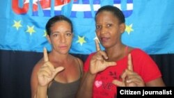 Reporta Cuba. Sonia de la Caridad González Mejías (i), junto a la activista Melkis Faure Echavarría.