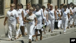 Foto Archivo. Una de las primeras marchas de las Damas de Blanco en 2005. AP Photo/Jorge Rey