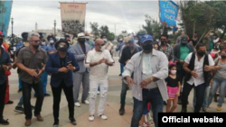 La conga "No te metas" organizada en el Paseo del Prado en plena pandemia.