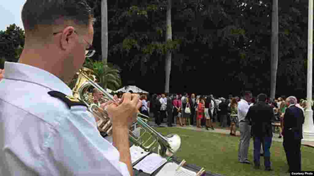 Música antes de la subida de la bandera