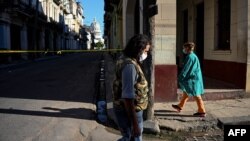 Una calle cerrada por coronavirus en La Habana. (YAMIL LAGE / AFP)