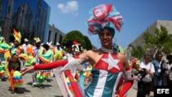 Bailarines de una comparsa realizan su espectáculo en calles de La Habana.