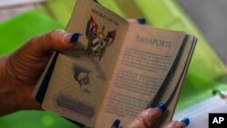 Foto de archivo. Una mujer muestra su pasaporte cubano. (AP Foto/Ramón Espinosa)
