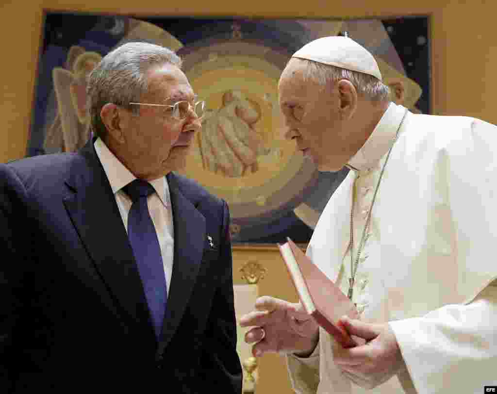 El papa Francisco con Raúl Castro, en el Vaticano.