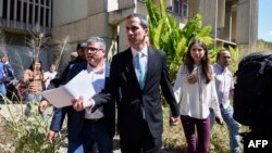 Juan Guaidó llega ala Universidad Central de Caracas para presentar su plan de gobierno. 