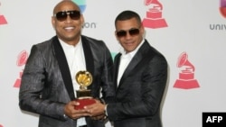 Gente de Zona posan con el Latin Grammy que recibieron en 2016. Tommaso Boddi / AFP